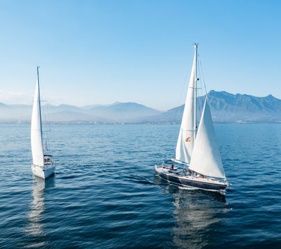 Navegar el Mediterráneo en Revolution, el velero de Puente Romano